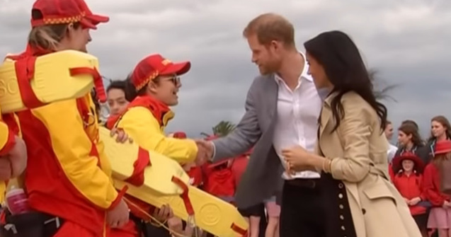 Printul Harry si Meghan Markle, in picioarele goale pe o plaja celebra, alaturi de surfisti australieni/ VIDEO
