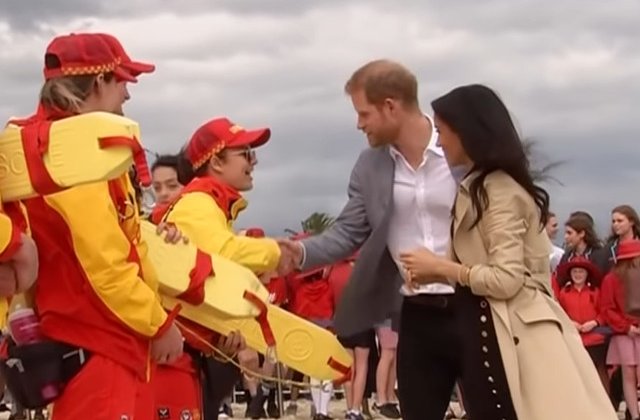 Printul Harry si Meghan Markle, in picioarele goale pe o plaja celebra, alaturi de surfisti australieni/ VIDEO