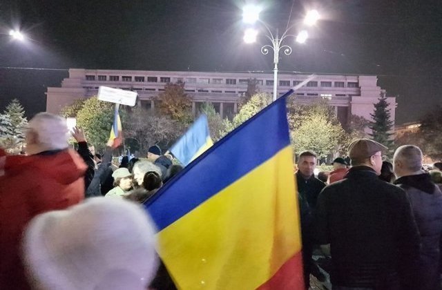 Cateva sute de persoane au protestat in Piata Victoriei. S-a scandat "Justitie, nu coruptie"