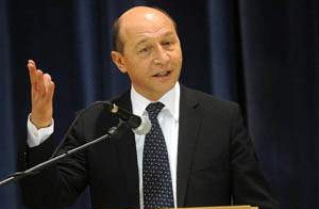Basescu alearga pe culoarul eliberat de Vadim