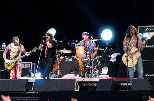 Red Hot Chili Peppers, mai aproape de Romania