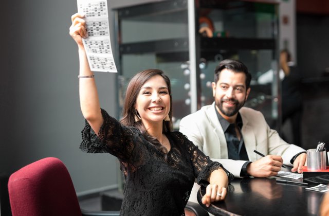 10 povesti mai putin obisnuite ale unor oameni simpli care au castigat la loto