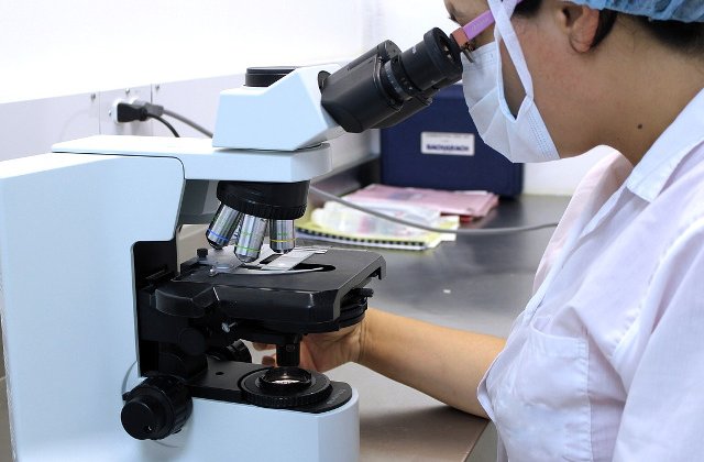 Oamenii de stiinta au descoperit in premiera microparticule de plastic in fecale umane