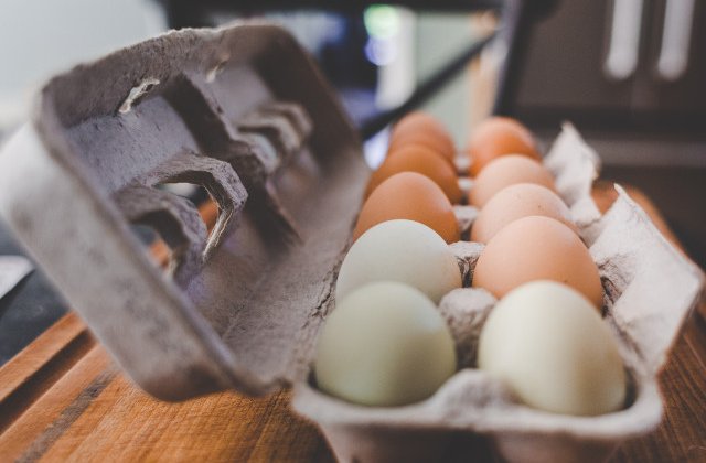 Motivul pentru care nu ar trebui sa tii ouale pe usa frigiderului. In ce loc se pastreaza cel mai bine