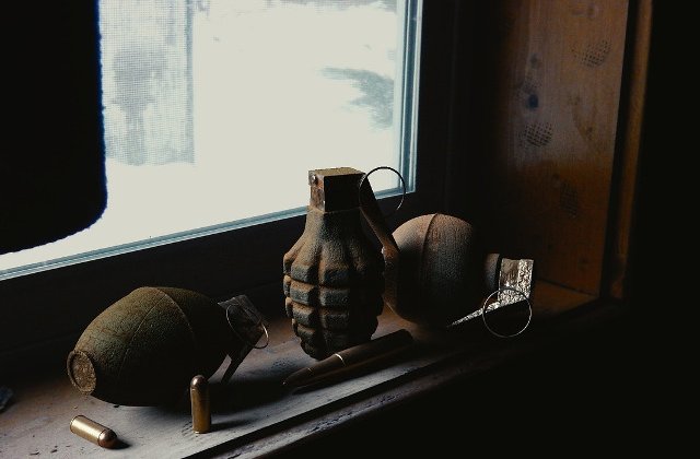 Un elev a adus la scoala o grenada pe care tatal sau o tinea ca bibelou in casa