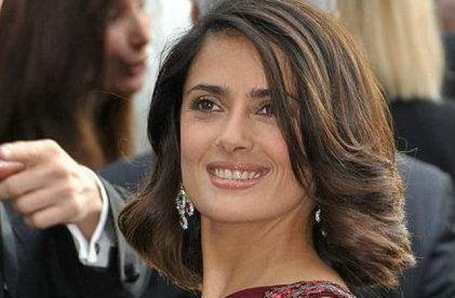 [VIDEO] Cum reuseste Salma Hayek sa fie mereu sexy?