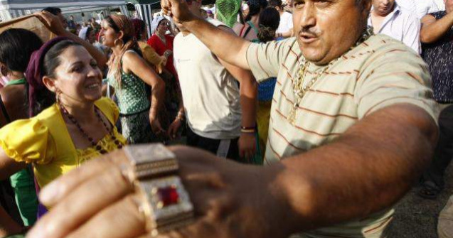 Meseria, bratara de aur: Copiii romi, "educati" sa ajunga delincventi