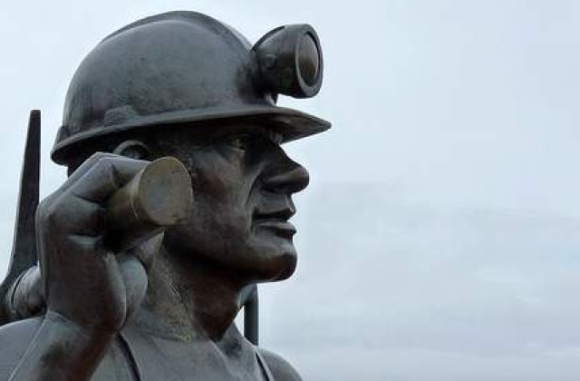 Guvernul ajuta minerii disponibilizati