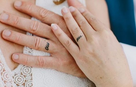  Top  15+ cupluri care au inlocuit verighetele cu tatuaje pe inelar