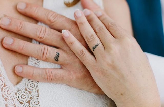 15+ cupluri care au inlocuit verighetele cu tatuaje pe inelar