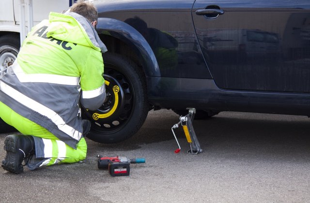 5 sfaturi utile pentru a schimba o anvelopa intepata in timpul mersului