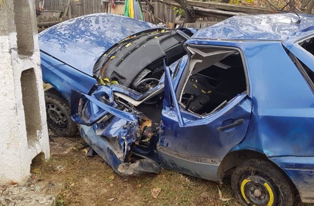 Un tanar de 17 ani a murit dupa ce a intrat cu masina intr-un stalp
