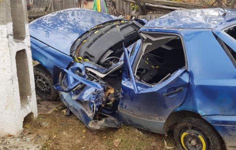 Un tanar de 17 ani a murit dupa ce a intrat cu masina intr-un stalp