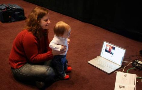 Noul trend de prieteni: "mamele pe Facebook"