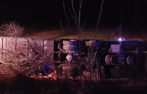 O persoana a murit si 32 sunt ranite dupa ce un autocar s-a rasturnat pe DN7