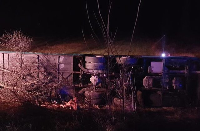 O persoana a murit si 32 sunt ranite dupa ce un autocar s-a rasturnat pe DN7