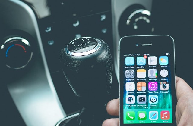 Studiu: Utilizarea tehnologiei, un comportament riscant adoptat de aproape jumatate dintre soferii romani