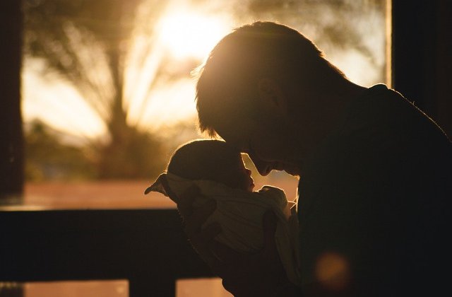 Studiu: Copiii conceputi de tati cu varste inaintate au un risc mai mare de probleme de sanatate la nastere