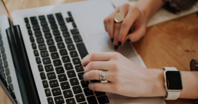 Studiu: Un roman din doi face cumparaturi online cel putin o data pe luna