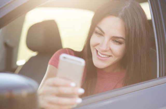 Proiectul pentru sanctionarea soferilor care se filmeaza in timp ce conduc a fost respins: un proiect similar va fi depus peste doua saptamani