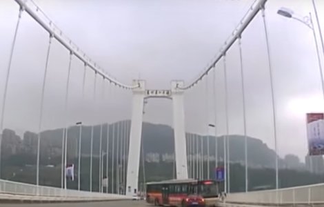 Accident soldat cu 13 morti, dupa ce un autobuz s-a prabusit in rau pentru ca soferul se batea cu o pasagera / VIDEO