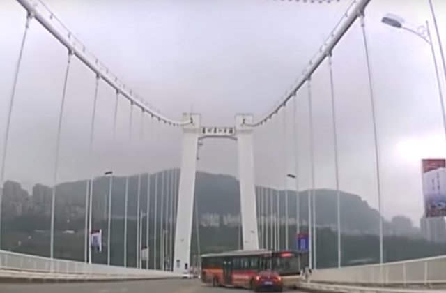 Accident soldat cu 13 morti, dupa ce un autobuz s-a prabusit in rau pentru ca soferul se batea cu o pasagera / VIDEO