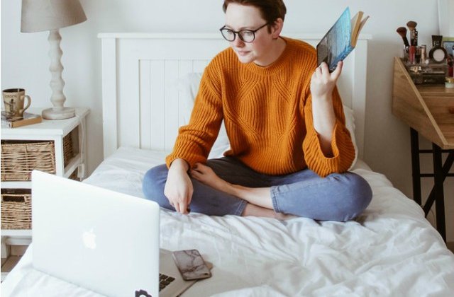 9 lucruri productive si inteligente pe care le poti face online