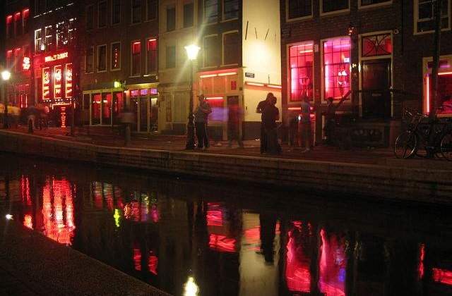Prostituatele din Amsterdam ar putea sa lucreze in afara celebrului Cartier Rosu