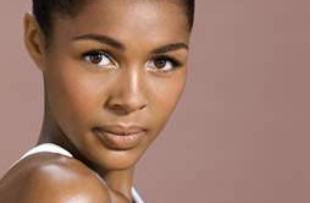 La B'ESTFEST se canta soul: Fiica unui nigerian si a unei romance, AYO pentru prima data la Bucuresti!