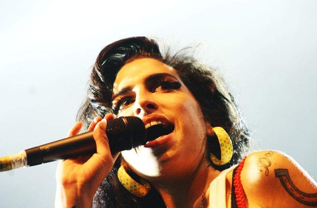 Amy Winehouse, in fruntea topurilor din Marea Britanie