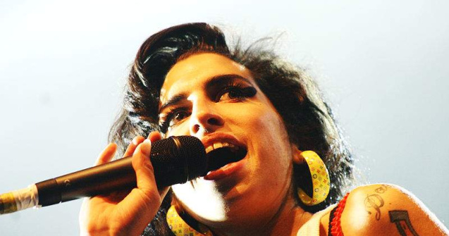 Amy Winehouse, in fruntea topurilor din Marea Britanie