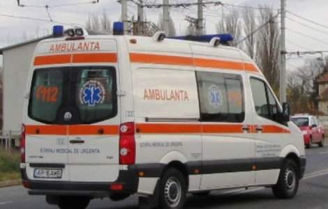 O persoana a murit si alte 6 au fost ranite, dupa ce o masina a izbit o caruta