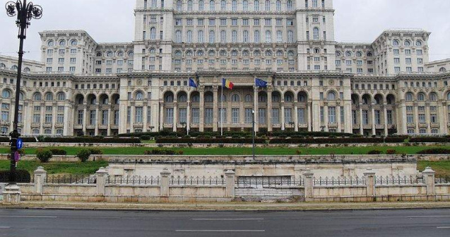 Jumatate dintre romani "tin cu Parlamentul"