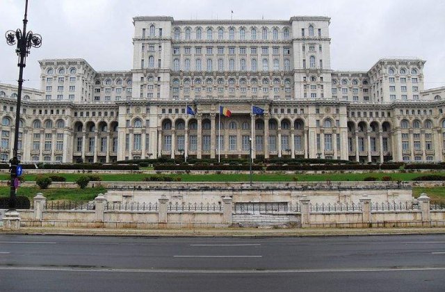 Jumatate dintre romani "tin cu Parlamentul"
