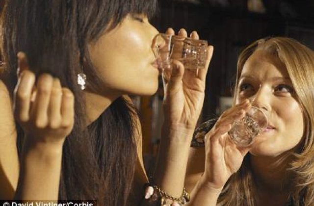 De ce beau oamenii mai mult alcool atunci cand sunt in cluburi?