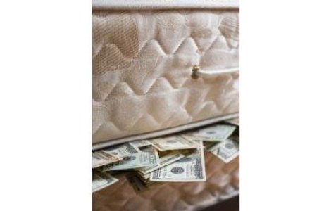 Tu stii ce sa faci cu banii tai? Romanii, prea saraci sa economiseasca