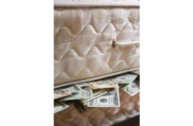 Tu stii ce sa faci cu banii tai? Romanii, prea saraci sa economiseasca