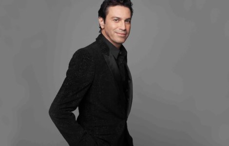 Tenorul Mario Frangoulis canta in premiera in Romania