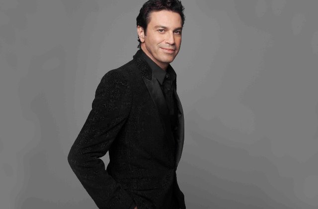 Tenorul Mario Frangoulis canta in premiera in Romania