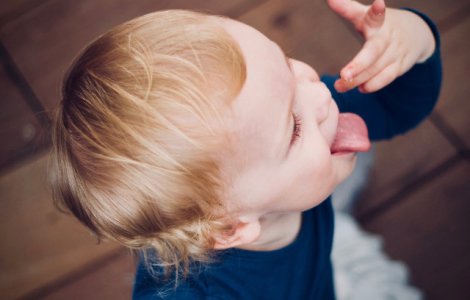 Studiu: Alimentatia bogata in peste poate reduce simptomele astmului la copii