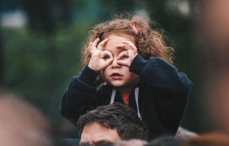 Studiu: Copiii nascuti vara au un risc mai mare de miopie