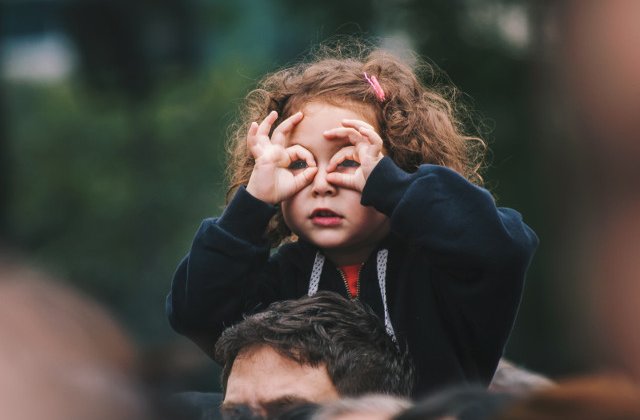 Studiu: Copiii nascuti vara au un risc mai mare de miopie