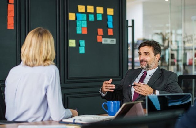 7 semne evidente care iti arata ca seful tau nu te place