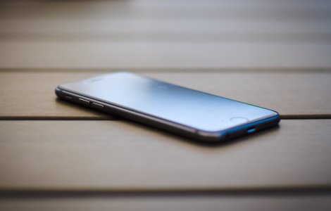 O copila de 13 ani s-a aruncat de la etajul doi dupa o cearta cu parintii in legatura cu telefonul mobil