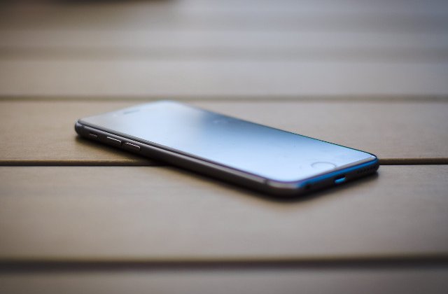 O copila de 13 ani s-a aruncat de la etajul doi dupa o cearta cu parintii in legatura cu telefonul mobil