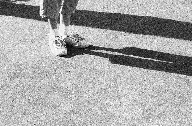 Un copil de 13 ani, abuzat de trei tineri. Scenele au fost filmate si distribuite colegilor de clasa