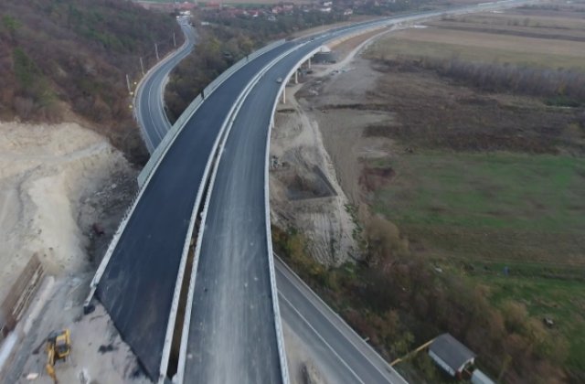 Constructorii Autostrazii Lugoj - Deva ne asigura ferm ca termenul de finalizare a executiei, prevazut pentru luna august 2019, va fi respectat