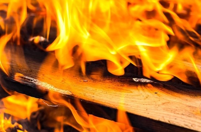 Incendii violente in California, soldate cu 9 morti. Lady Gaga, Alyssa Milano si Kim Kardashian, nevoite sa-si abandoneze locuintele