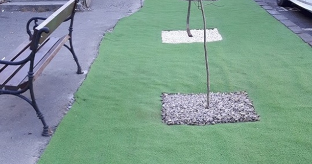 Primaria Bacau a inlocuit spatiul verde cu mocheta care imita iarba/ FOTO