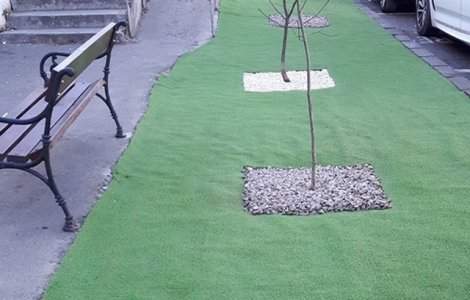 Primaria Bacau a inlocuit spatiul verde cu mocheta care imita iarba/ FOTO